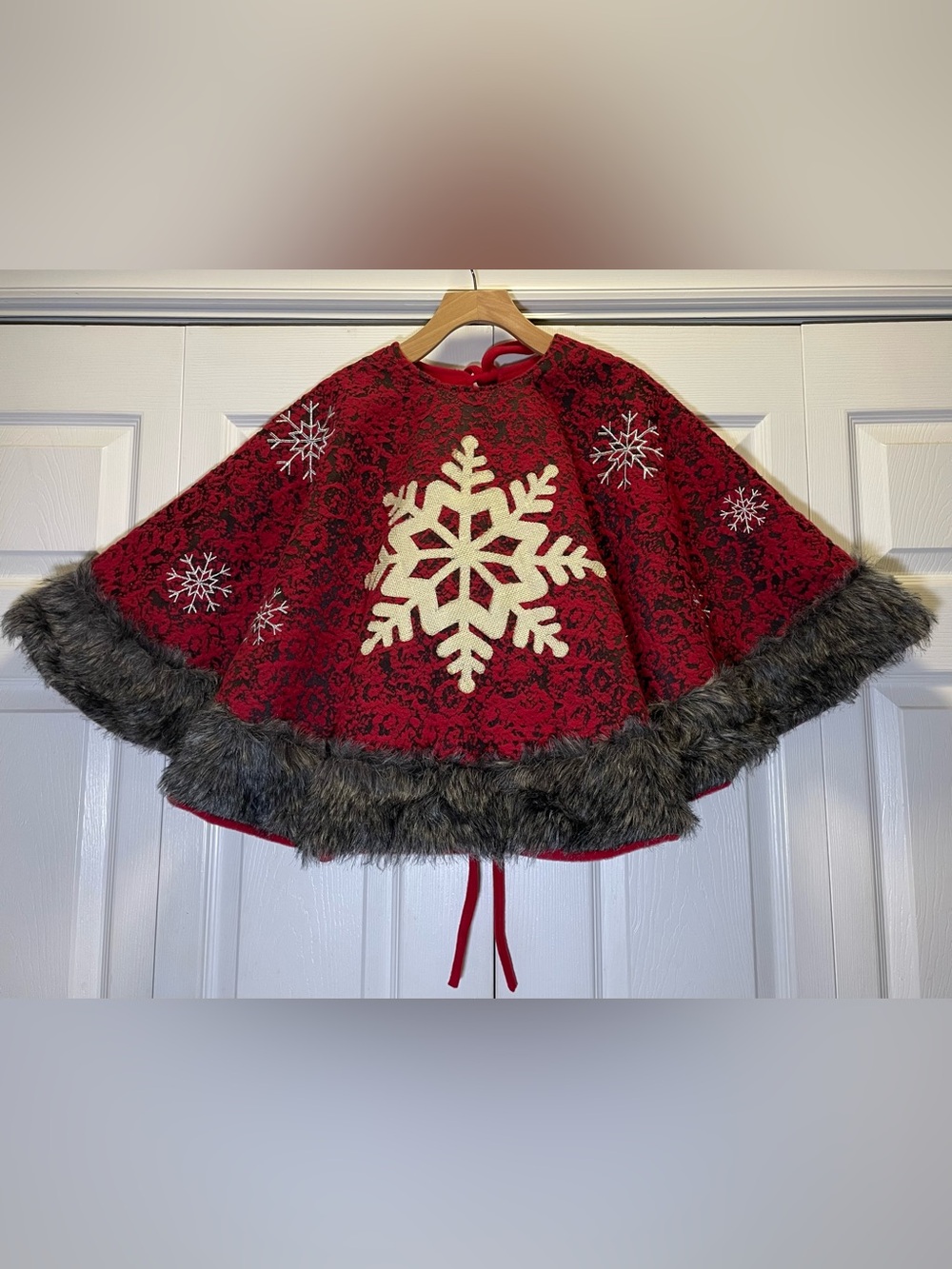 48” Red Snowflake Christmas Tree Skirt – Hanna’s Handiworks (NWT)